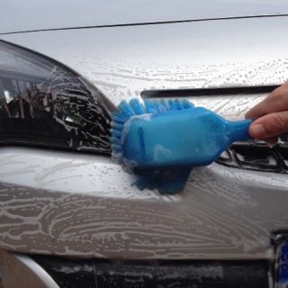 auto met borstel wassen